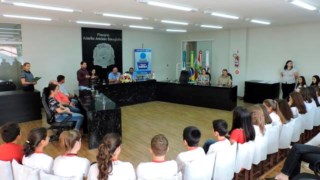 Servidores prestigiam diplomação do Parlamento Jovem em Novo Horizonte
