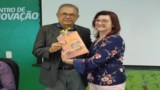 Vereadora presenteia comitiva do Acre com livro que conta história de São Lourenço do Oeste 