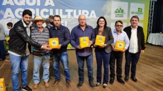 Vereadores participam de pagamento de bônus fiscal para agricultores e produtores em São Lourenço do Oeste 